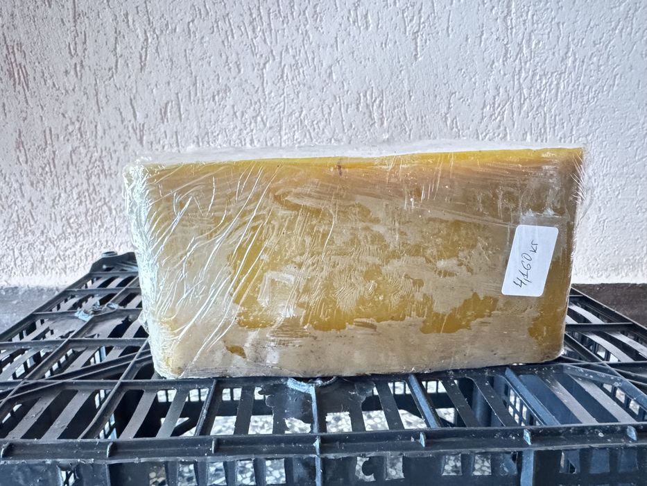 Продавам натурален пречистен пчелен восък