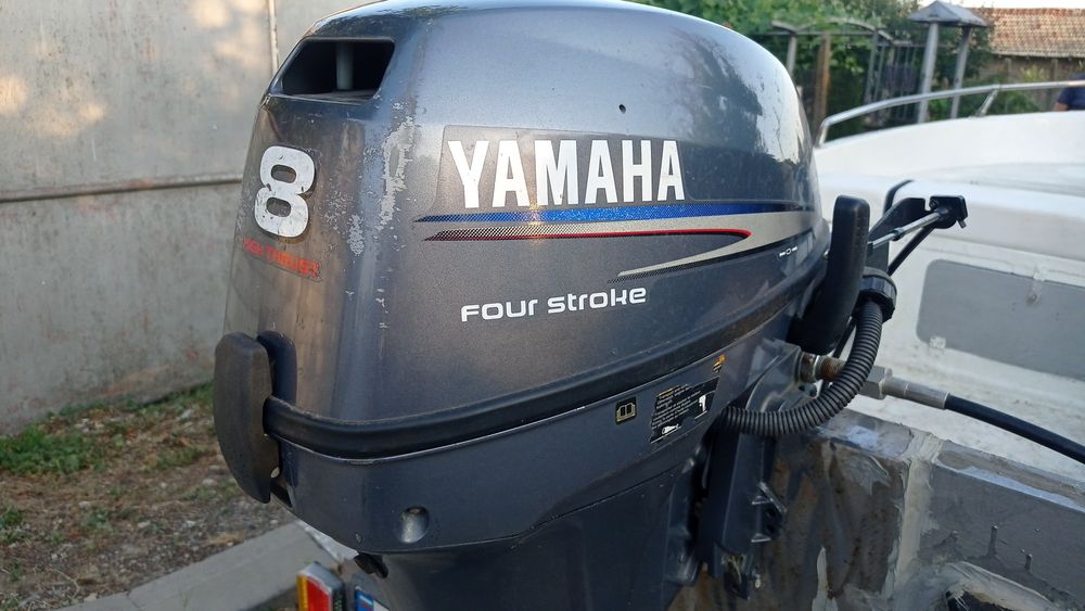 Лодка с колесар и двигател