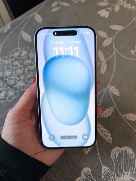 Телефон iPhone 15