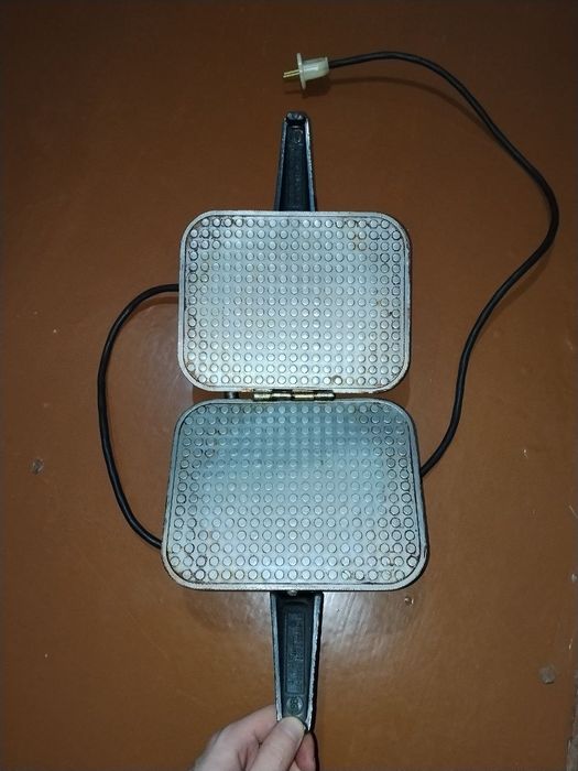 Вафельница в отличном состоянии