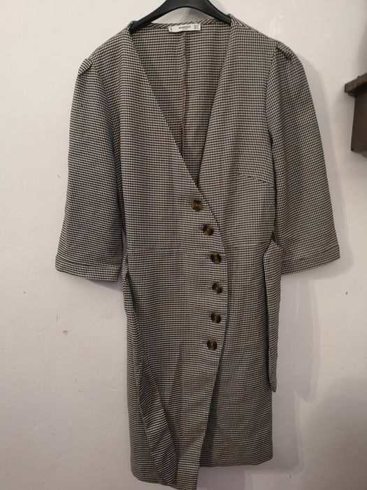 Rochie cu nasturi Mango