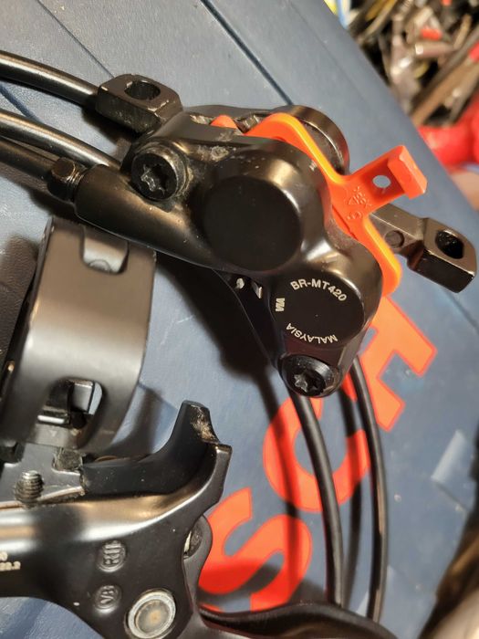 4 бутални спирачки комплект Shimano BL-M4100. Цената е крайна!