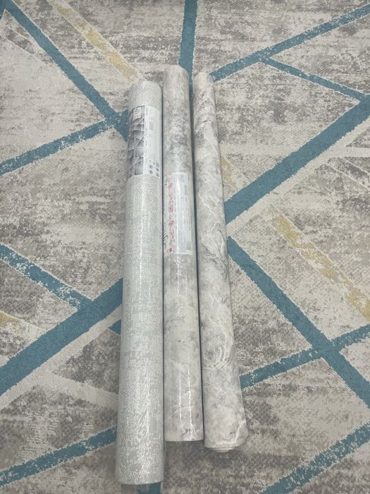 обои серо белые.