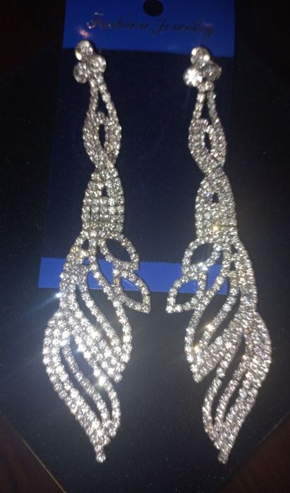 Продам красивый аксессуар бижутерия  и серьги вечерние