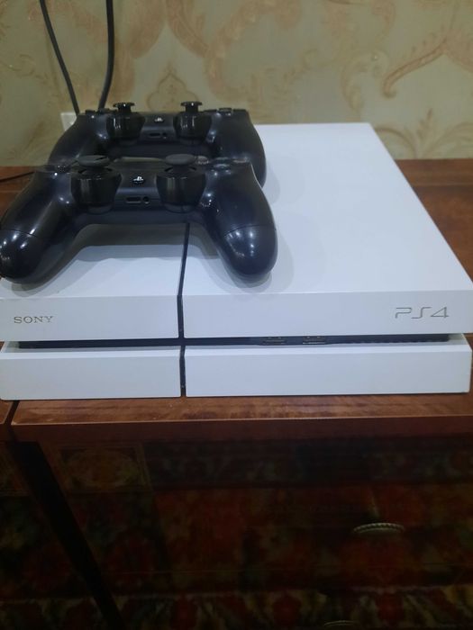 PlayStation 4 с 2 джойстиками