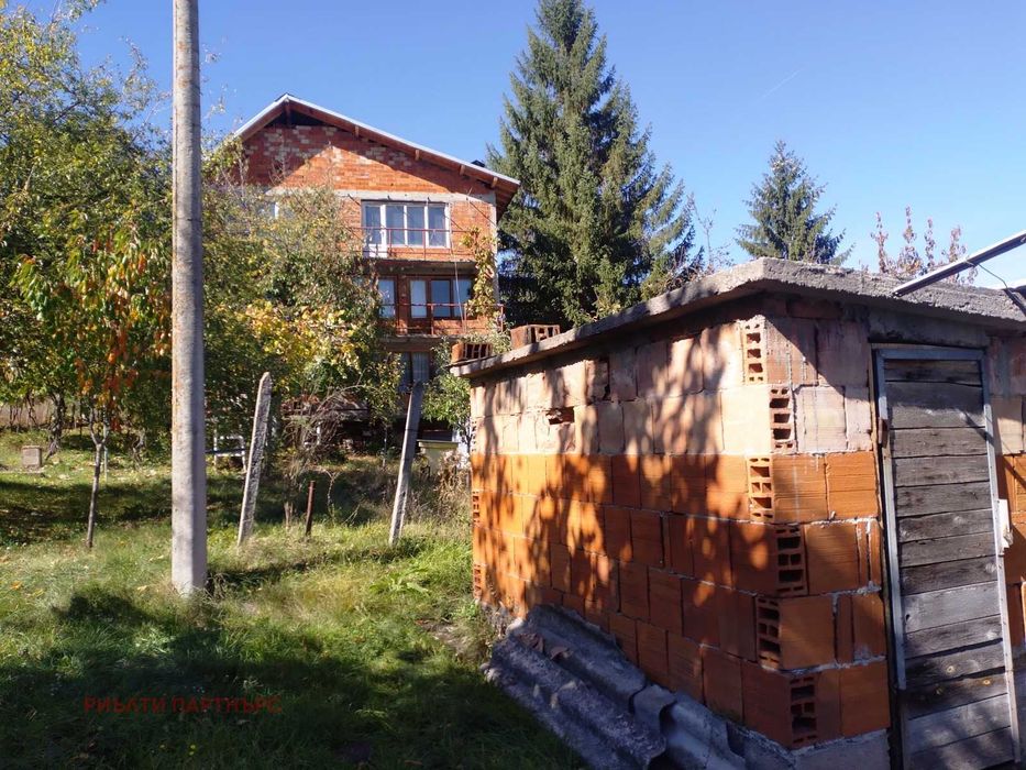 Продава се Къща в с. Извор, Област Перник - 200 кв.м за 350 €/кв.м - Снимка #3