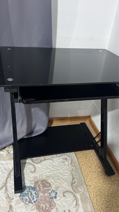 Срочно продам компьютерный стол