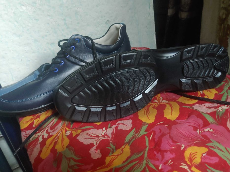 Кроссовки натуральная кожа летние. На стопу 33 см длины.