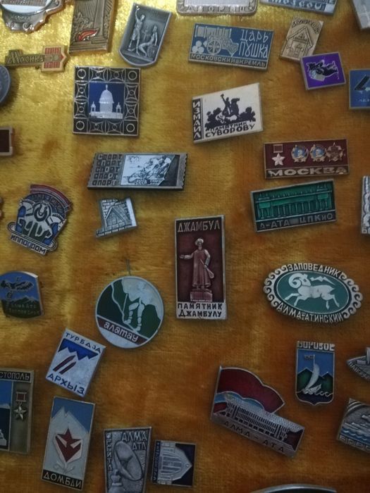 Продаются значки по 300т