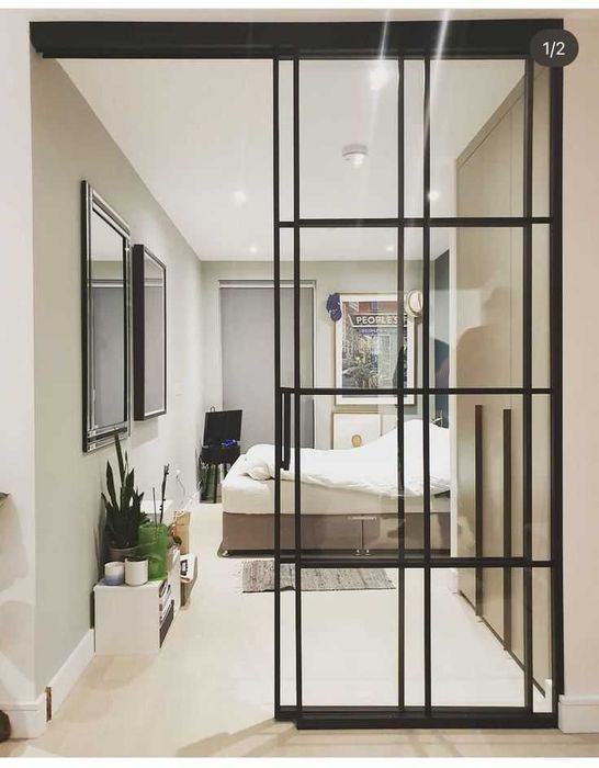 Стеклянные двери ,перегородки,крыши,остановки,витрины магазинов.