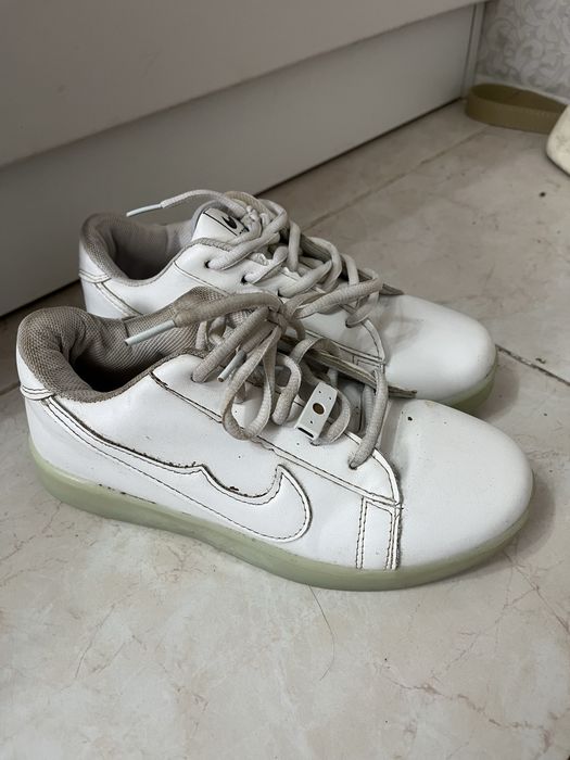 Кеды и кроссовки белые