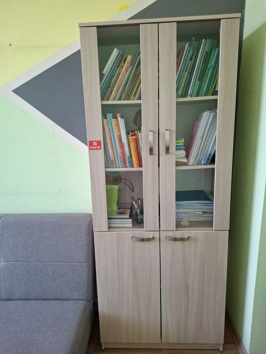 Шкаф витрина в хорошем состоянии