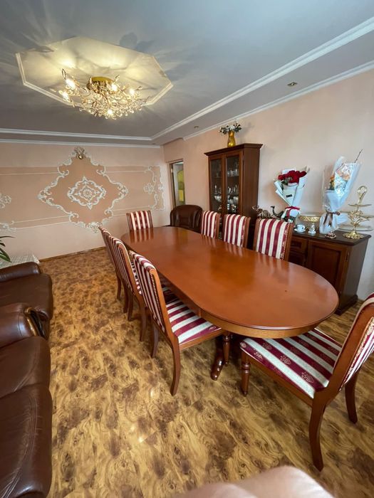 Кожаный диван в комплекте