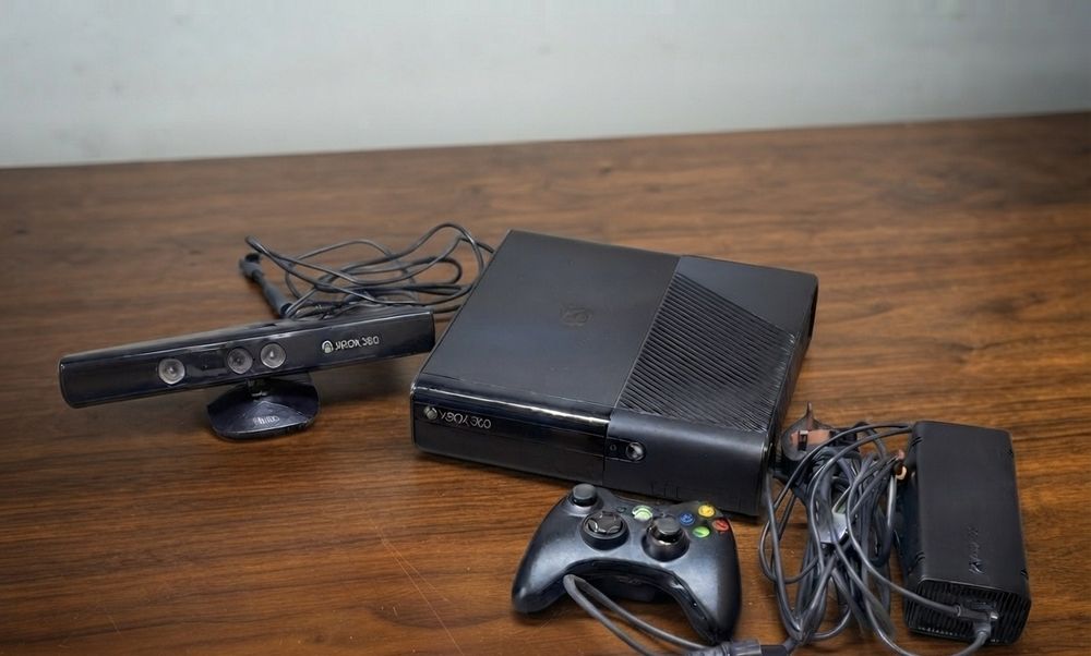 Xbox 360 E 500GB + Kinect + 3 игры