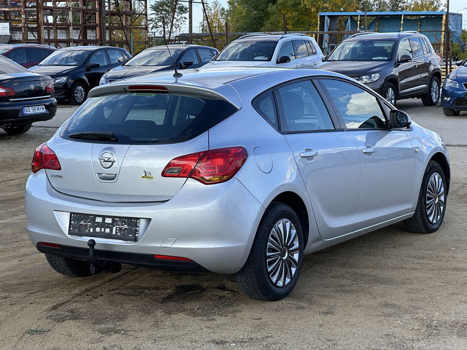 Opel  Astra J 1.4i 2010