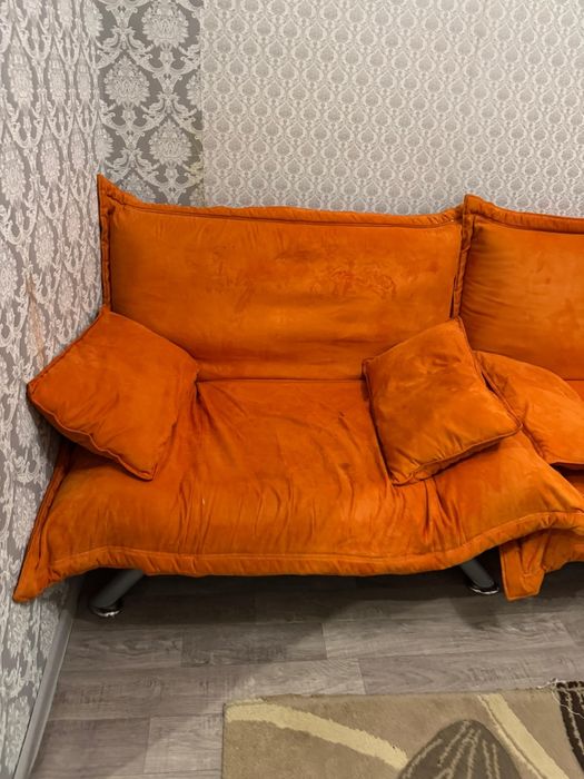 Продам диван с двумя креслами