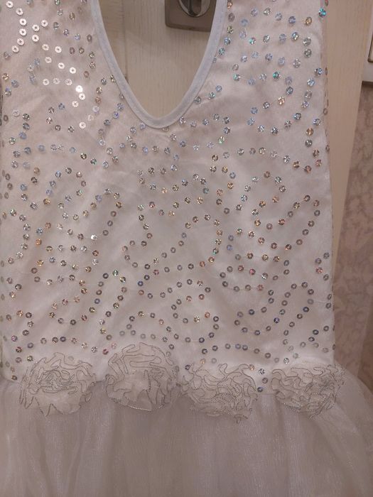 Платье нарядное для девочки на 9- 10 лет