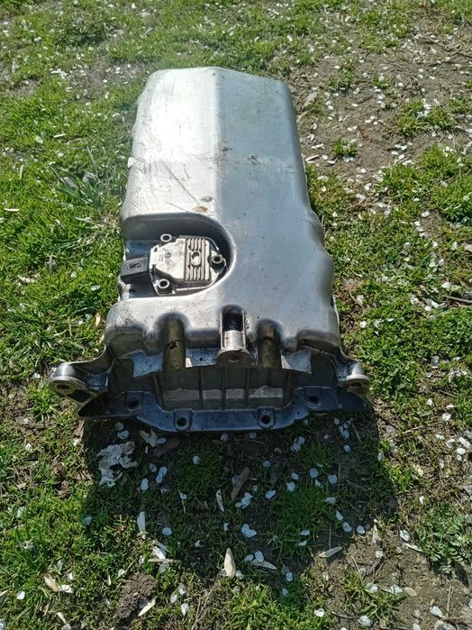 Vând capac și baie de ulei Audi A3