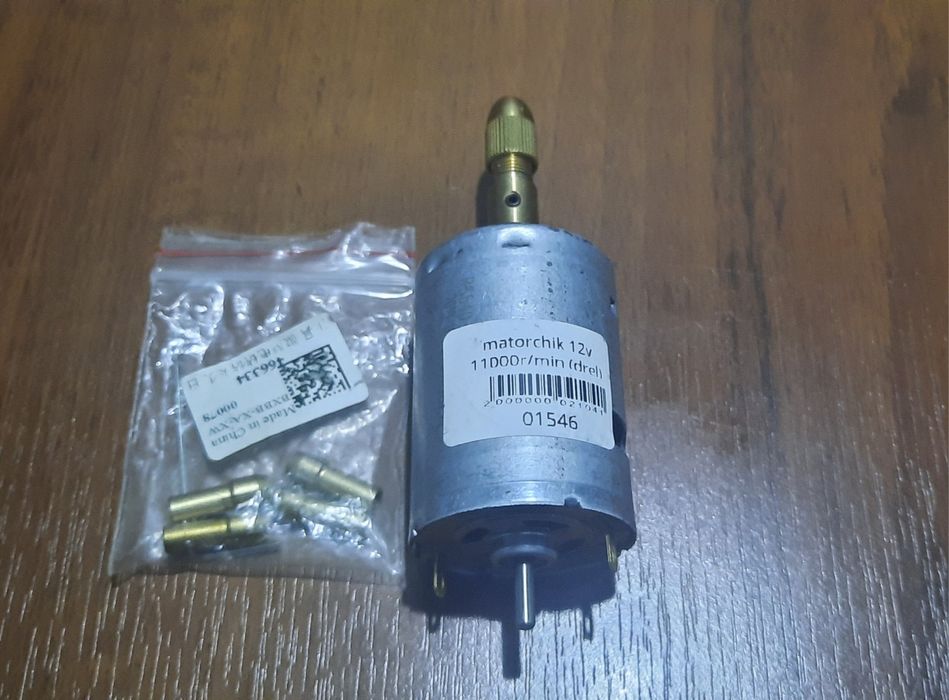 Мини дрель на 12 вольт с насадками новый