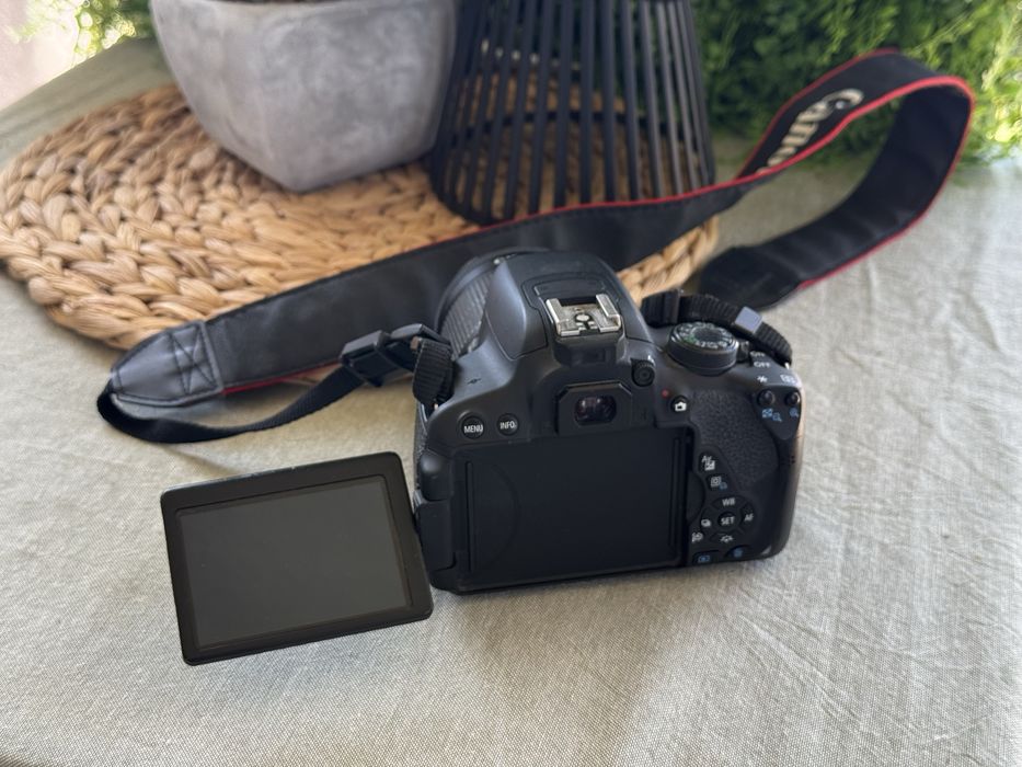 Canon EOS 700D + оригинален обектив + батерия и зарядно
