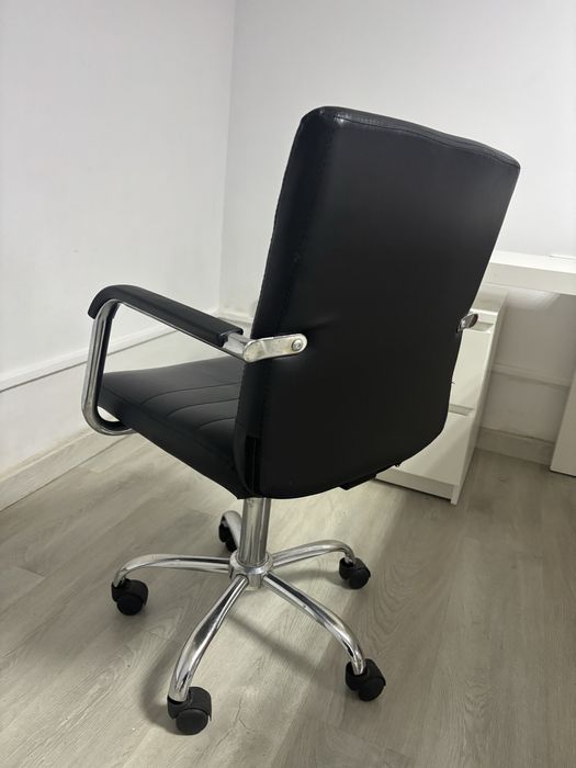 Birou extensibil + comoda 2 sertare + scaun reglabil din piele