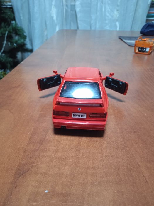 Продам машинку игрушечную бмв3