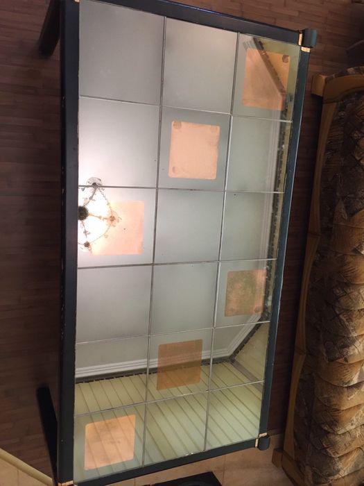 Дизаинерска Дървена маса със стъклен плот от малки квадратчета