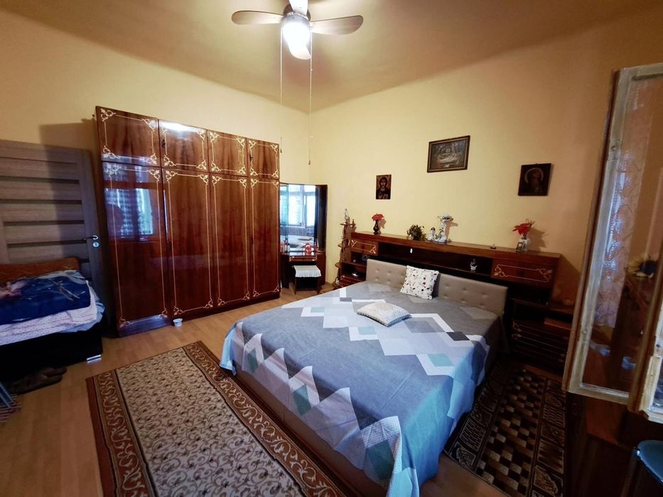Proprietar vând apartament la casă cu curte comună