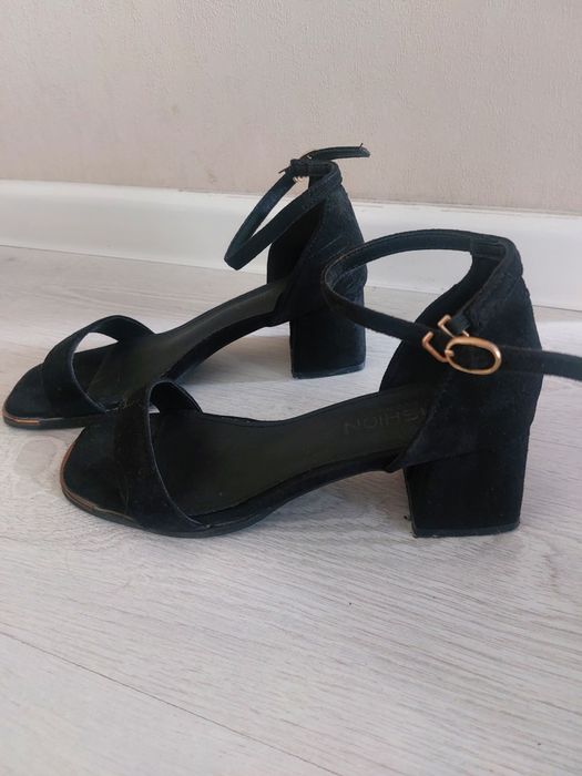 Босоножки  чёрные