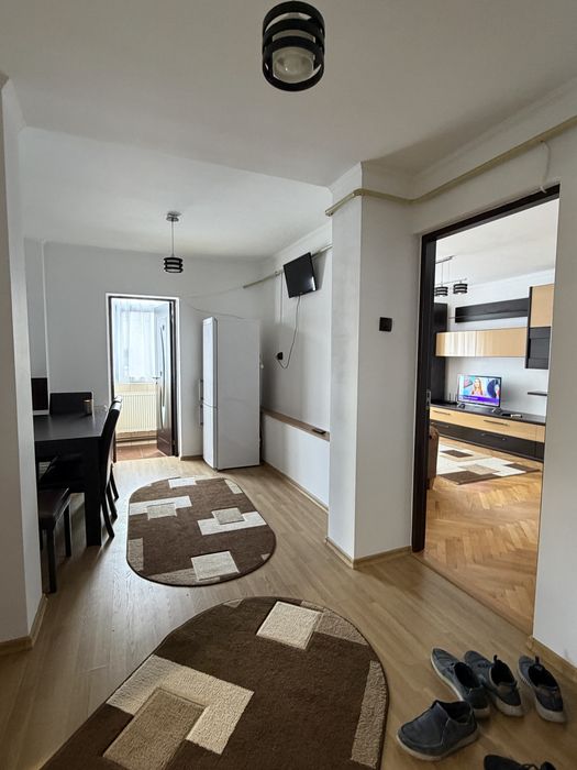 Inchiriez apartament Rm Valcea