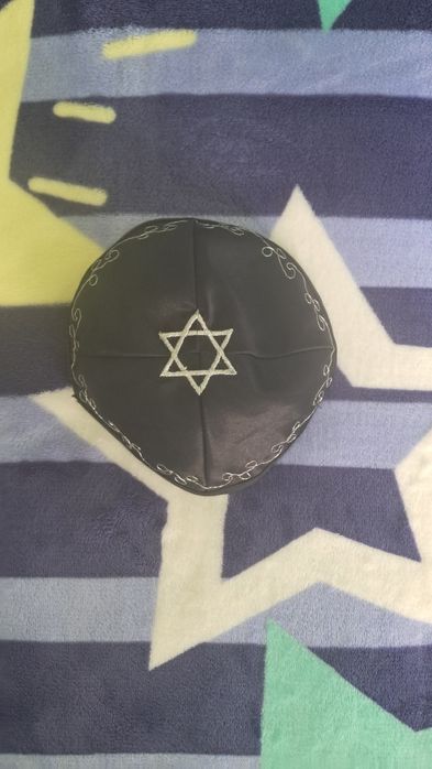 Vând tallit(șal de rugăciune evreiesc), original, purtat foarte puțin.