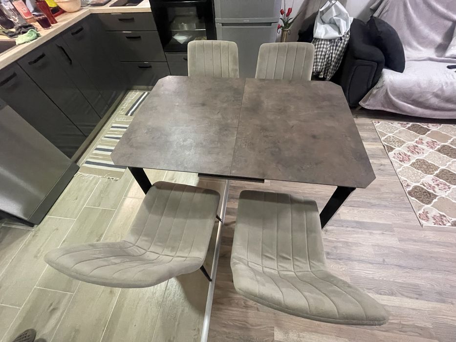 Трапезна Маса разтегателна с четири стола