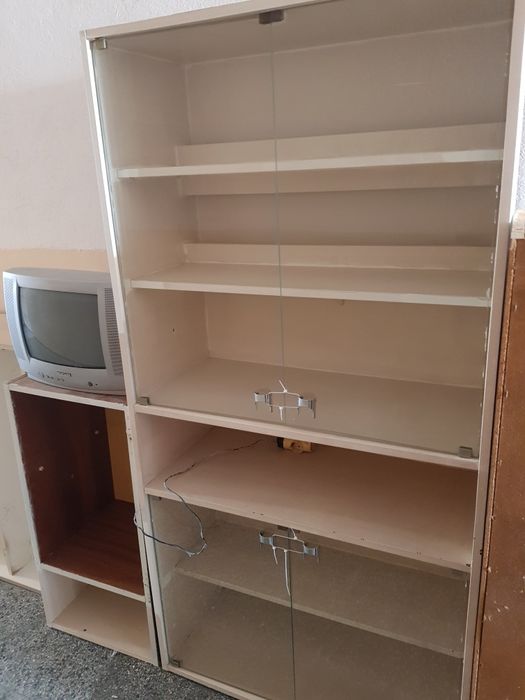 Подарявам холна секция с витрина + телевизор