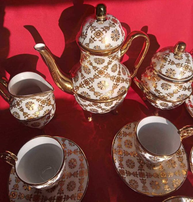 Сервиз за кафе с много позлата