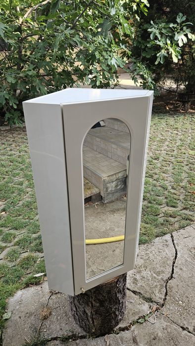 Două dulapuri suspendate pentru baie