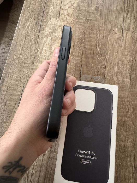 Husa originala apple iphone 15 pro finewoven