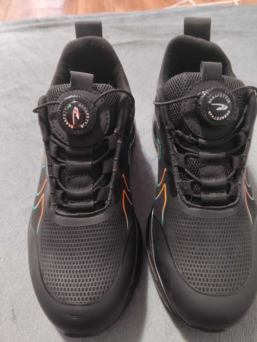 Продам непромокаемые кросовки.