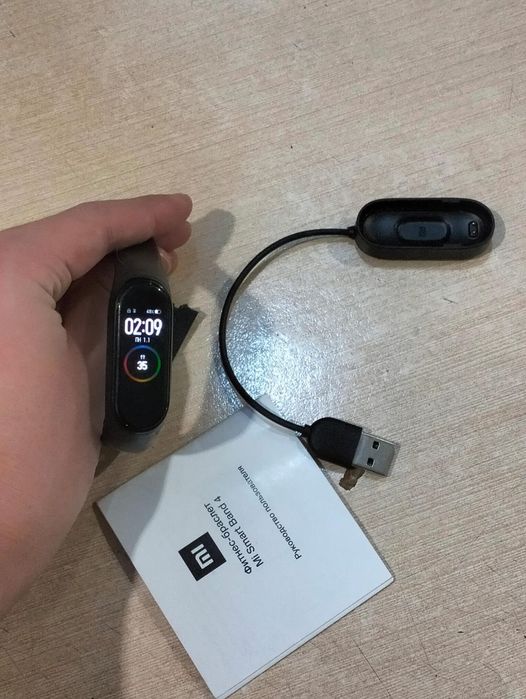 Продам смарт часы mi band4 срочно