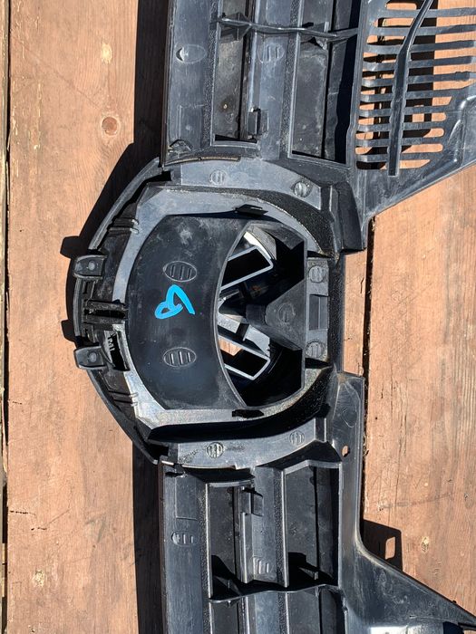 Vw golf 5 предна маска с емблема