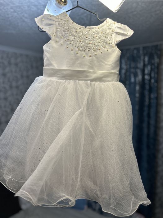 Продам платья на девочку 3-7 лет.