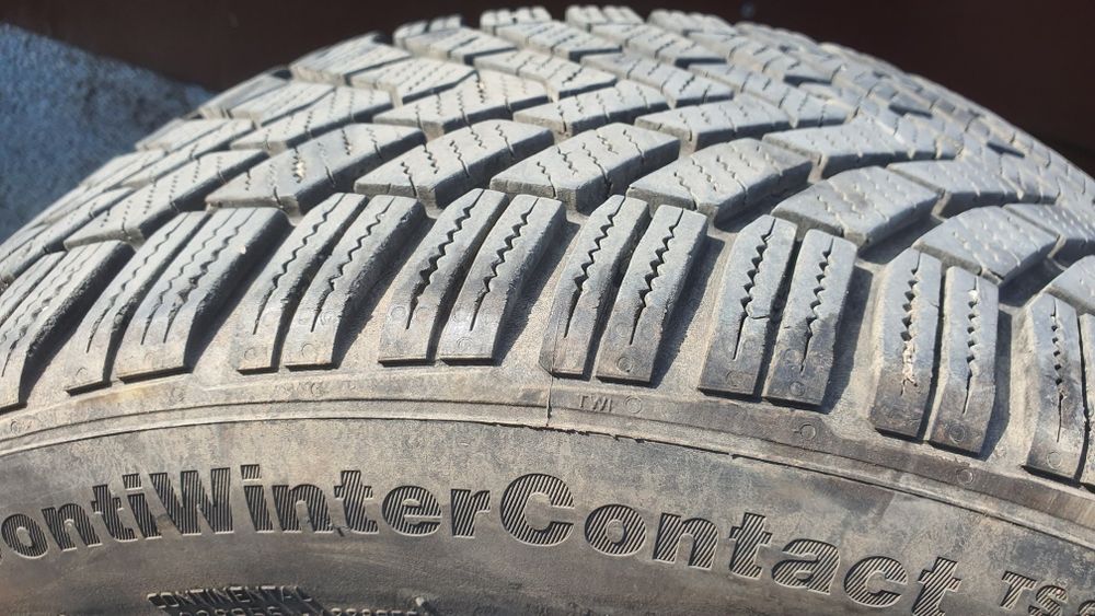 2 anvelope iarna 215/45 R16 90V, FR , Continental wintercontact TS850
