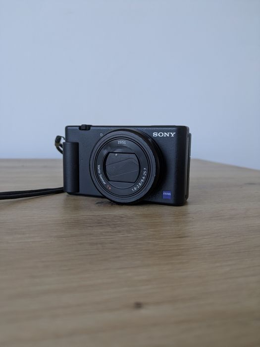 Sony ZV-1 | По-добра от G7X, Компактна Камера за YouTube, Instagram, TikTok и др. С две Батерии и Зарядно