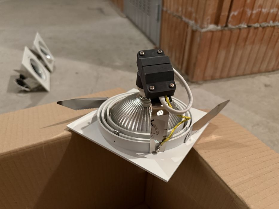 4 spoturi încastrate orientabile AR111 cu becuri halogen G53 – complete