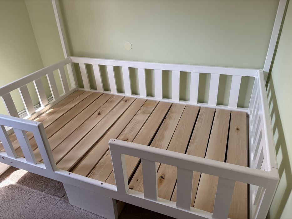 Pat copii tip casuta realizat la comanda din lemn paltin