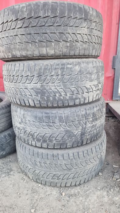Продам комплект шин 235-45 r18