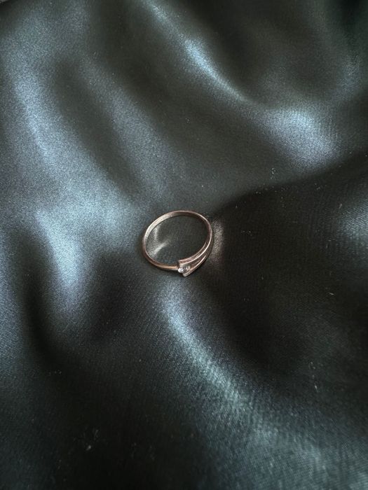 кольцо с бриллиантом