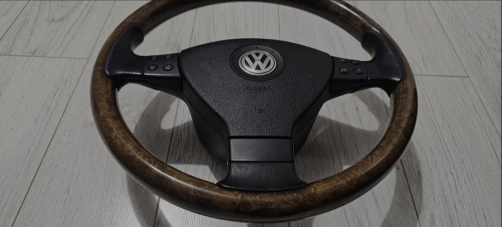 Оригинален махагонов мултиволан за Volkswagen (VW) с Airbag – ТОП състояние!