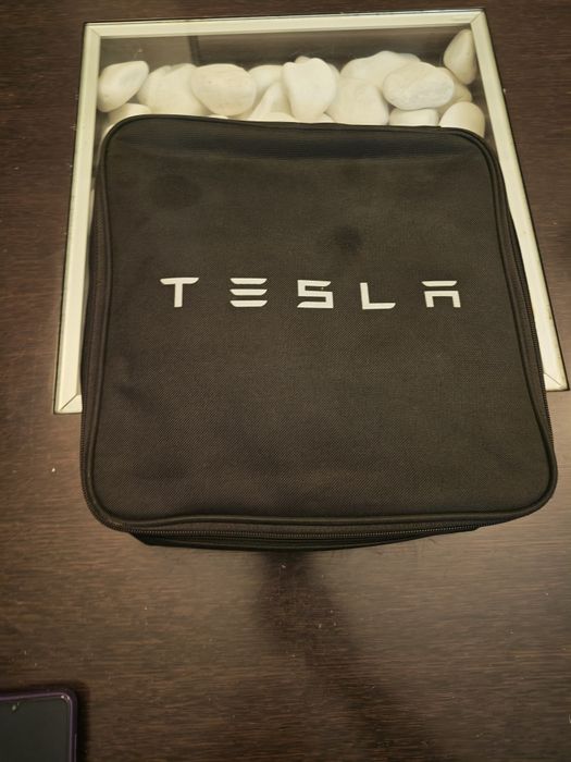 Tesla mobile connector - мобилна зарядна станция