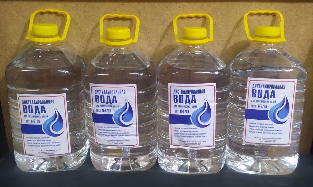 Дистиллированная вода для разбавления химикатов.