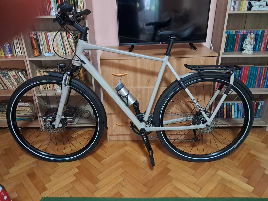 Vând bicicleta Cube Katmandu One